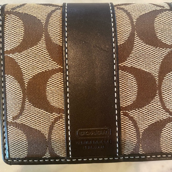 Signature Coach Wallet. Like new - Picture 2 of 4